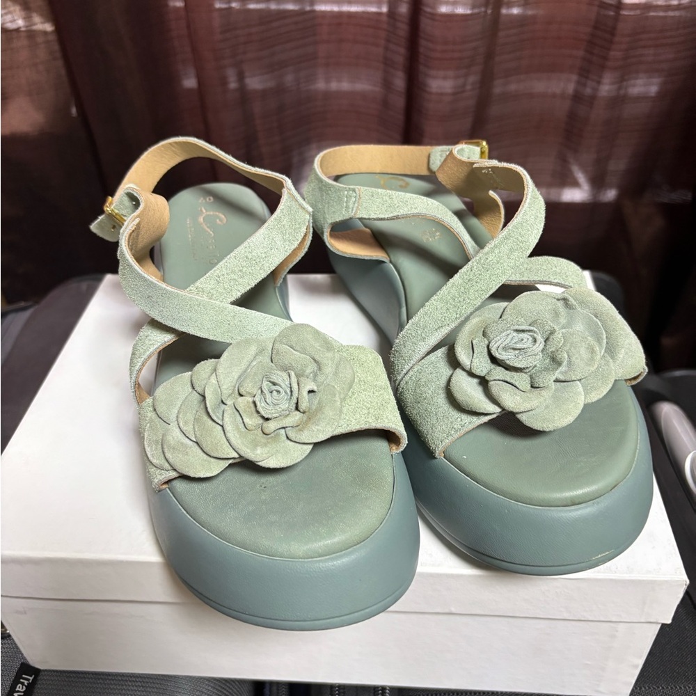 Chic Green Platform Sandals with Floral Accents
